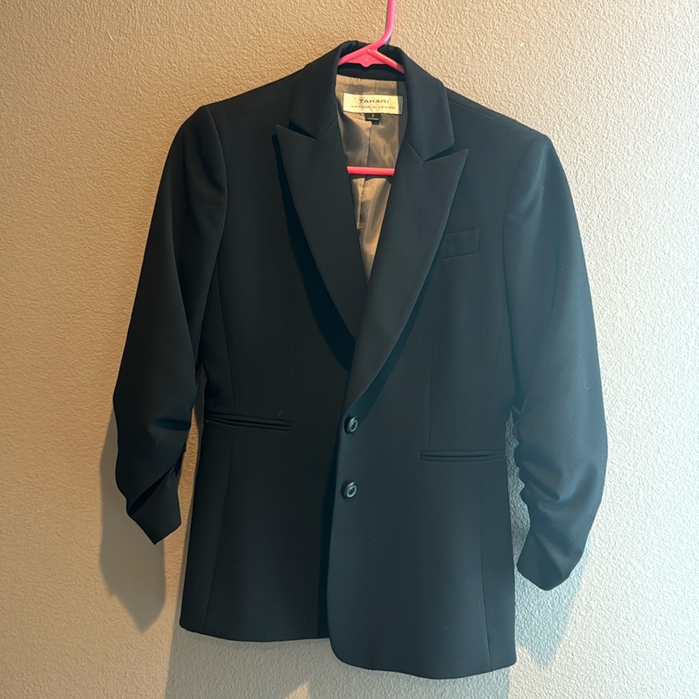 Lightly worn Tahari ASL Women blazer
